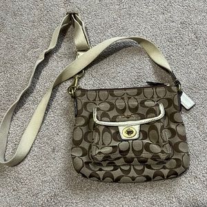 Small Coach cross body purse. Very good condition.